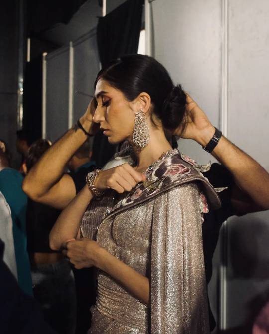 ITRH guldastan saree gown - Image 2